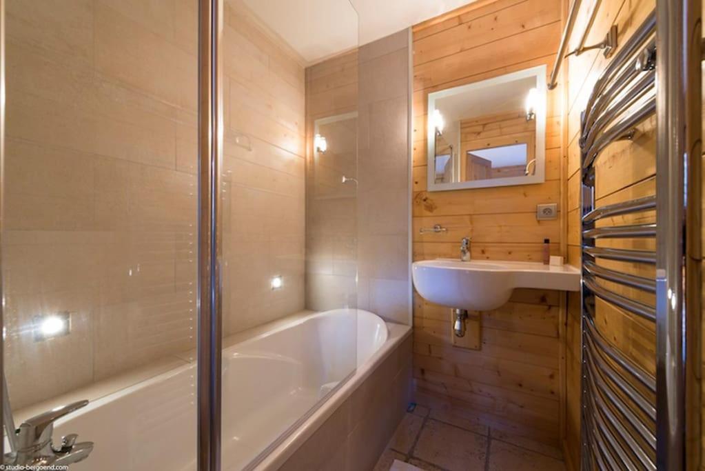 Cosy 4 Bedroom Chalet With Hot Tub Saint-Marcel  Екстериор снимка