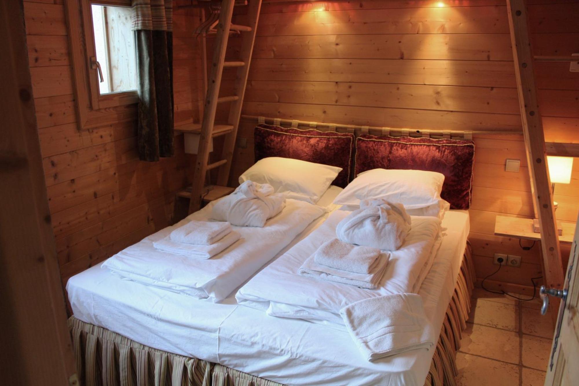 Cosy 4 Bedroom Chalet With Hot Tub Saint-Marcel  Екстериор снимка