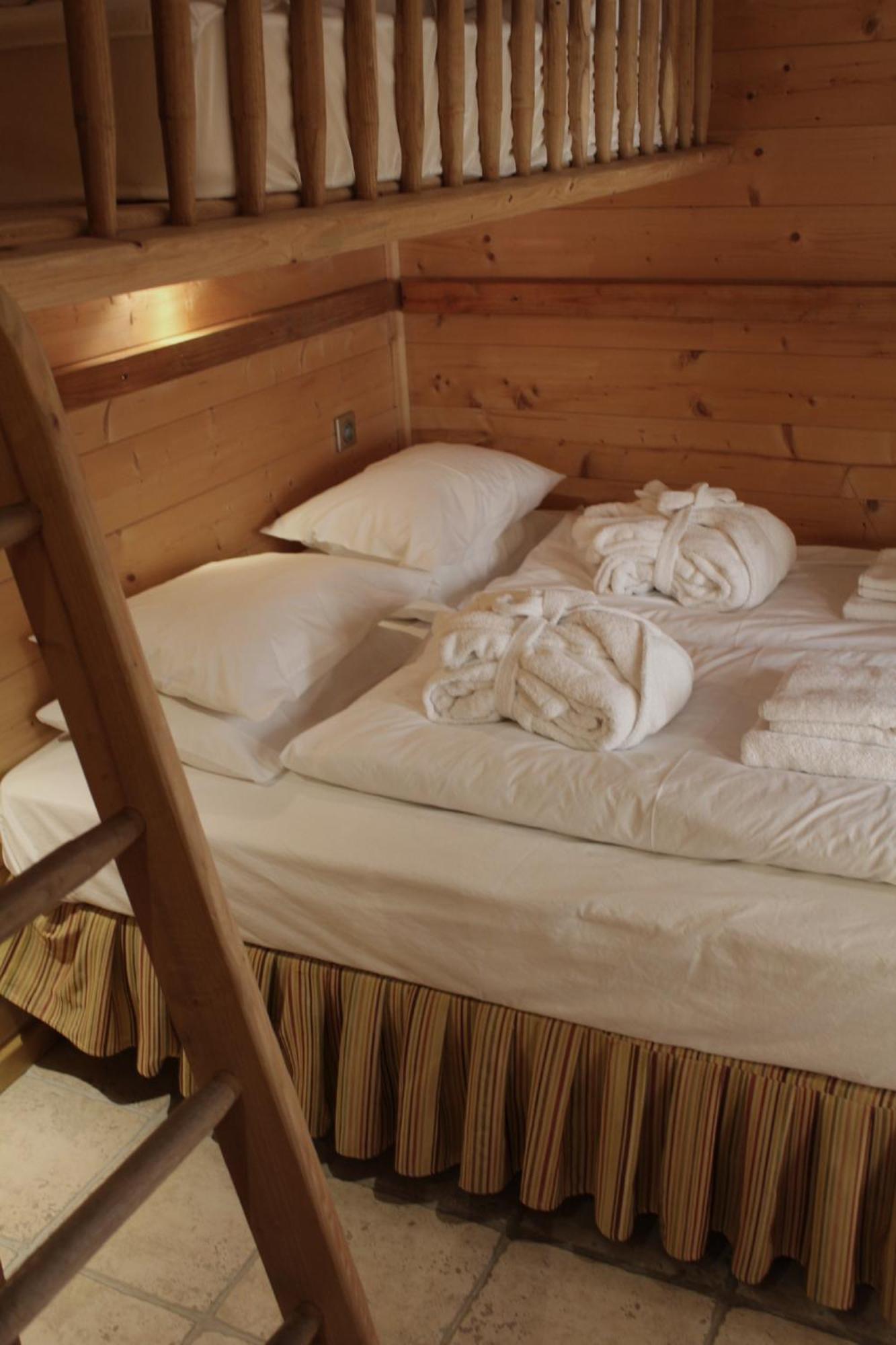 Cosy 4 Bedroom Chalet With Hot Tub Saint-Marcel  Екстериор снимка